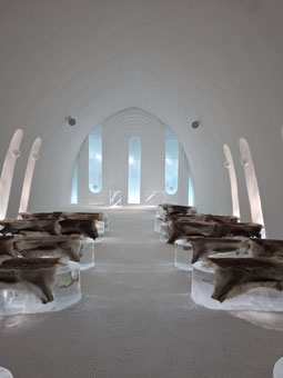 Eine gänzlich aus Eis erbaute Kirche im Icehotel in Jukkasjärvi.