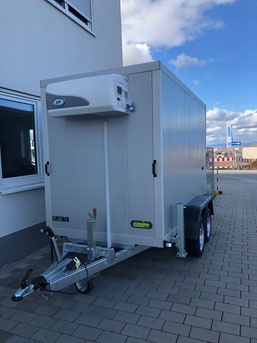 alt="Zweiachsiger Kühlanhänger, perfekt geeignet für den Transport temperaturempfindlicher Waren."