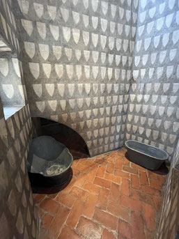 Photo Interior of Palazzo Davanzati, Renaissance Bathroom with painted walls and tubs