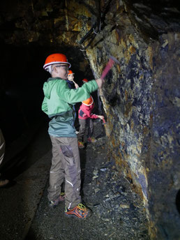 Steineklopfen im Erlebnisbergwerk Kilianstollen