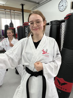 Lara Schmidt im Karate Anzug und Kampfstellung. Kinder Karate Lehrerin. 