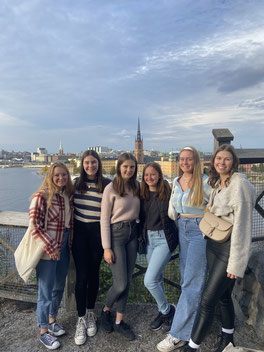 Anna, Amelie, Alexandra, Lena, Friederike und Jule am Aussichtspunkt; Söderbokhandeln; Schiff im Hafen von Stockholm