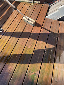 Das wässern der Terrasse nach der Reinigung.