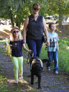 Naïade, Enzo, Lucie et leur maman Marion lors d'une ballade