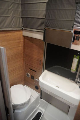 Weinsberg X-Cursion Van Bad und Toilette mit ausgefahrenem Hubdach 2025