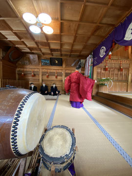 根雨神社  宮司の朝日舞