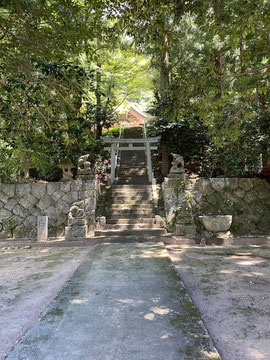 掃き清められた鬼神神社