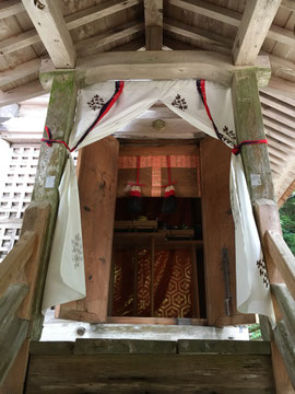 鬼神神社本殿内を望む
