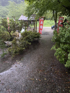 社務所前