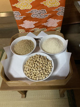 白米と玄米に大豆も供えて
