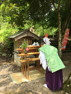 1人奉仕の荒神祭