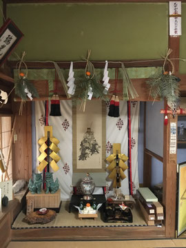 床の間に竹内栖鳳の神皇図の軸を掲げる