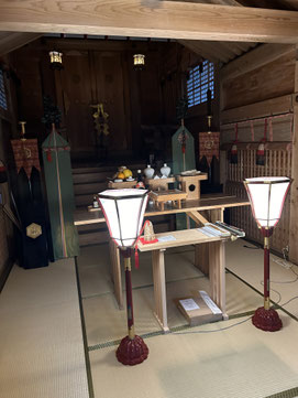 本殿大床の金幣を通し、遥拝する兼務社の遷霊祭