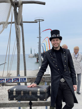 Magier Johannes zaubert mit mehreren Männern, die in einem Kreis angeordnet stehen