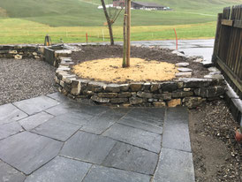 Granit Mosaik-Plattenbelag mit Trockenmauer