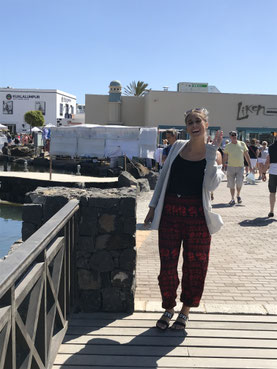 Aleksandra devant le marché de Marina Rubicon