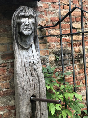 Der Hexenbrunnen bei einer gespenstischen Stadtführung in Augsburg