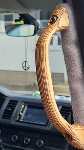 Holzgriff im Bulli an Wand montiert