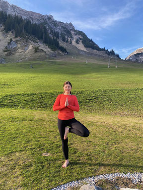 Meditation, Yoga ... am Naturbadeteich mit Blick auf den Flexenpass Fastenwoche Katharina Rothwangl-Wiltschnigg