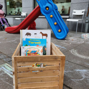rutsche bücher stühle leo luna straßenmalerei kinderschuhe hamburg