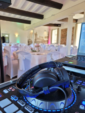 DJ für Hochzeit und Event mit Premium Sound- und Lichttechnik