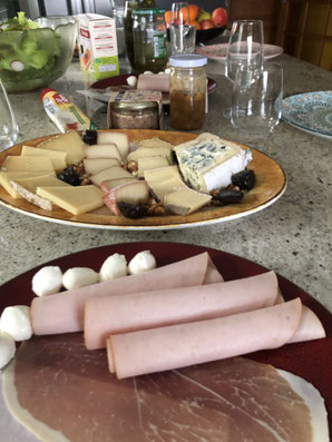 planche de charcuterie et fromages table d'hôtes Cournon d'Auvergne