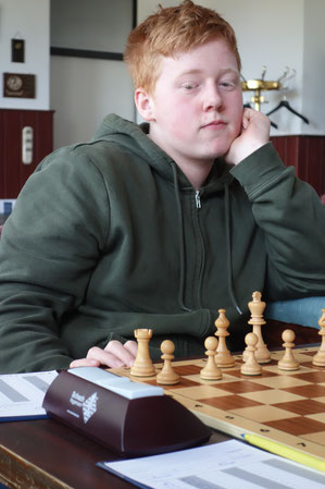 Lucas Brenne baute mit seinem Partiegewinn die Führung aus (Foto: A. Obdenbusch)