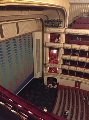 Die Wiener Staatsoper, Blick von der Galerie seitlich in den Orchestergraben und Zuschauerraum, rund 20 Minuten vor Vorstellungsbeginn.