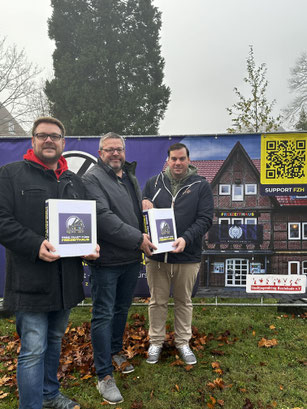 Achim Biesenbach und Lars Neuber vom SJR übergeben die Unterschriften für den Einwohnerantrag an Stadtrat Ralf Dessel - Foto: Hansestadt Buxtehude