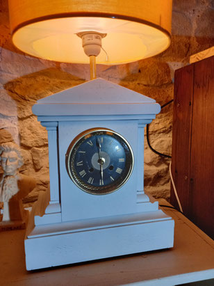 Un jardin sur le Causse - Horloge en marbre Napoléon III relookée et transformée en lampe 
