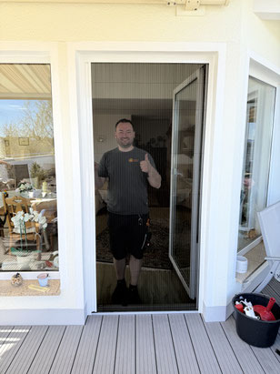 Jeannot Rabsch Selfie Montage Insektenschutz Plisseetür
