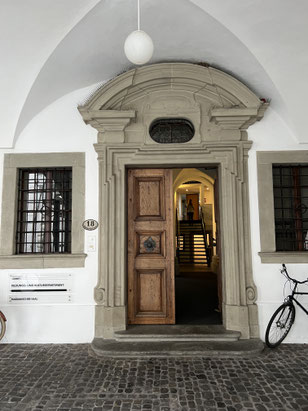 Der Eingang des Bildungs- und Kulturdepartements des Kantons Luzern. Schöne alte, hölzerne Tür.