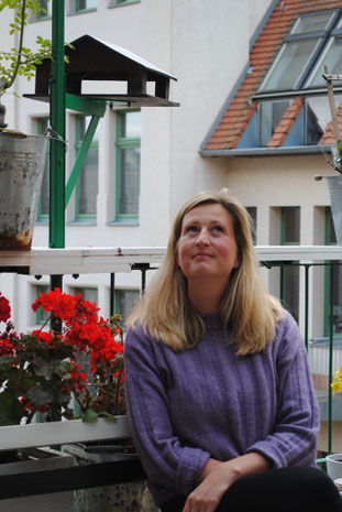Anne an ihrem Lieblingsort im Schauspiel Leipzig – dem grünen Balkon. Hier kann fast zu jeder Jahreszeit etwas Sonne getankt, das Mittagessen eingenommen oder mit Kollegen geplaudert werden.