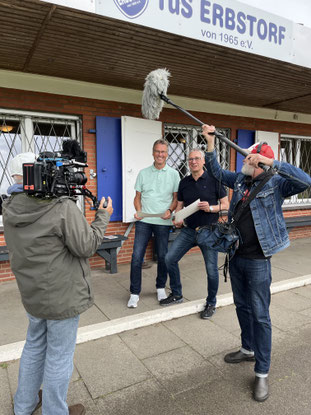 Foto: Olaf Schlünzen und Mathias Heidbrock werden vom NDR zum Kanalbruch interviewt