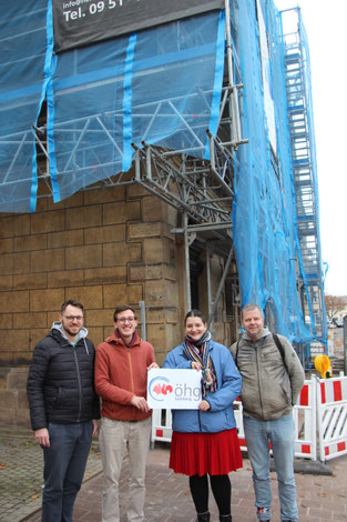 Mit großer Freude präsentieren Karmelitenpater Severin Tyburski (von links), die Studierenden Carlos Munzer und Maren Ederberg sowie der evangelische Pfarrer Thomas Braun das neue gemeinsame Logo der Bamberger Ökumenischen Hochschulgemeinde. Foto: cid