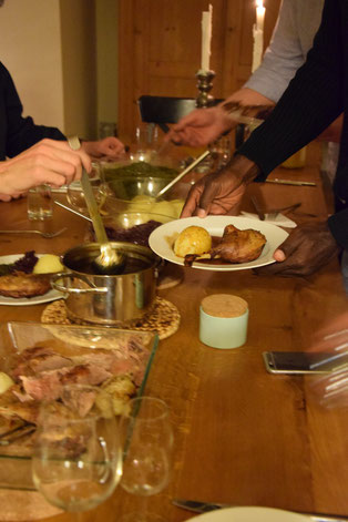 Bild: Weihnachtsessen mit der Familie. Ente und Rotkohl mit Manschettenknöpfen.