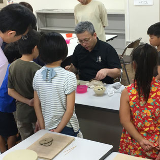 岐阜県大垣市をはじめ、岐阜市、瑞穂市、本巣市、巣南町、関ヶ原町、羽島市、海津市、安八町、神戸町、北方町、輪之内町、揖斐川町、池田町、垂井町、岐南町、大野町、笠松町、養老町、さらには愛知県名古屋市などの周辺地域からもアクセスがよく、多くの方が通われている夢現窯の陶芸教室。本格的なろくろ体験や、お皿・人形・表札・時計などの手作り陶芸体験が楽しめます。