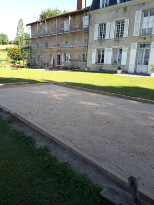 Le Masbareau, un moment « bien-être » avec table d’Hôtes aux produits du jardin, un parc ensoleillé, un terrain de pétanque, 3 chambres tout confort (SdB/wc) et un Gîte 8 personnes.