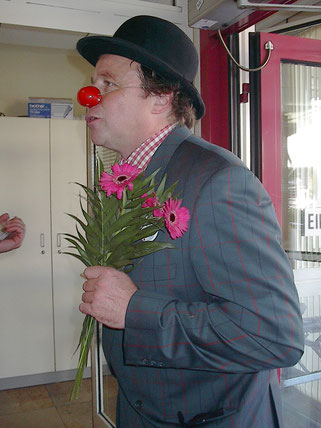 Dr. Dr. Prof.Hieroniemuß Pinkel, im Anzug mit Blumenstrauss, Klinikclown, rote Nase, Reinhard Böhm