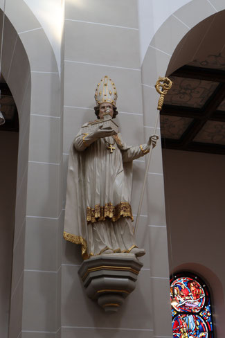Heiliger St. Anno, Gründer der Siegburger Abtei im Kirchenportal