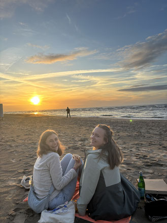 Von links:Ines mit Mitpraktikantin Marika am Strand bei Sonnenuntergang (Foto: privat)