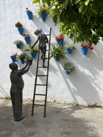 Cordoba la ruta des Patios, statua di un nonno che aiuta un bambino ad innaffiare i vasi di fiori