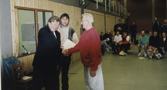 Bei der Siegerehrung: Werner Lippok (von rechts), Manfred Wille und Jürgen Knaack (Kirchenkreisamt) 