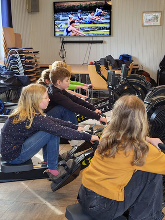 Schüler der Dahlmannschule Bad Segeberg zogen im Clubhaus des SRC kräftig an der Kette der Ergometer. Foto: SRC