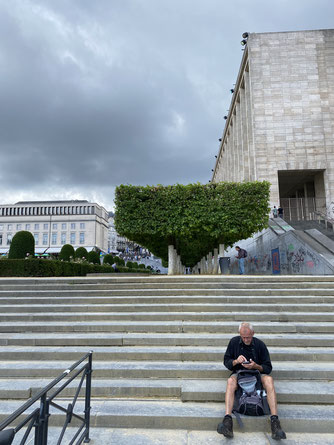 Brussel - 25 juni 2022 - Echtgenoot Aad op de trappen van de Mont de l'art/ de Kunstberg.