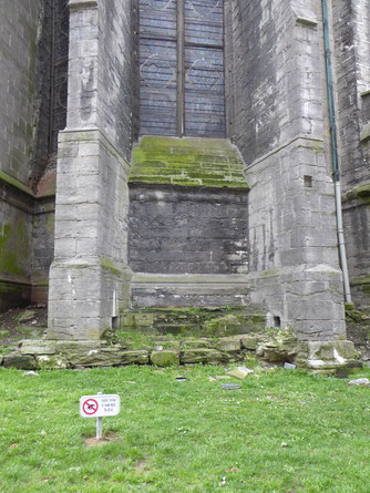 Doornik - Onze-Lieve-Vrouwekathedraal - gotisch koor: enkele steunberen aan de noordoostkant. 