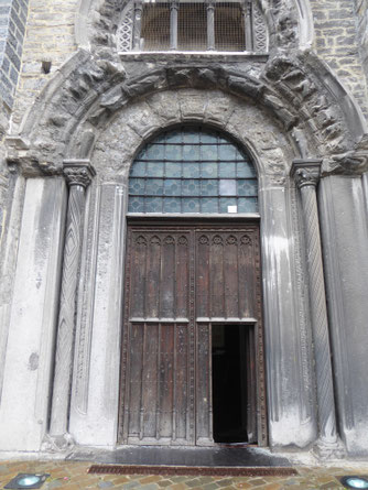 Tournai - Onze-Lieve-Vrouwekathedraal - Porte du Capitole met sluitsteen, zonder de steigers! Foto: Thea-Warrior 25 juli 2021.