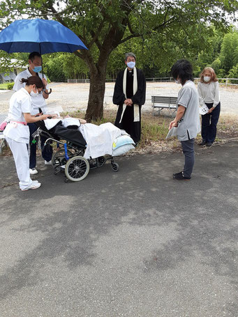 2020年6月26日　AB望さんの洗礼式　病院の中庭にて　皆さんがうんと離れている時間の方が長かったです。手前右が主治医さんで、何とこの日クリスチャンとわかりました。。