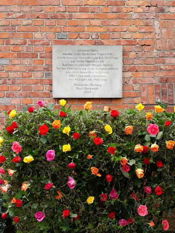 Gedenktafel an der Scheune: An dieser Stelle wurden in der Nacht zum 7. April 1945 drei hannoversche KZ-Häftlinge auf ihrem Marsch ins Konzentrationslager Bergen Belsen (...) ermordet. Den Toten zum Gedenken, den Heutigen zur Mahnung (...)