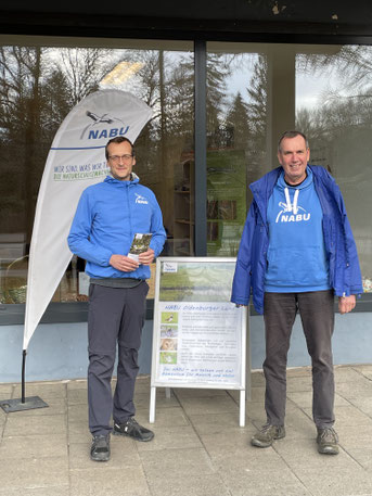 Emanuel Bickel (l.) und Hartmut Drebing (Vorsitzender des NABU Oldenburger Land)